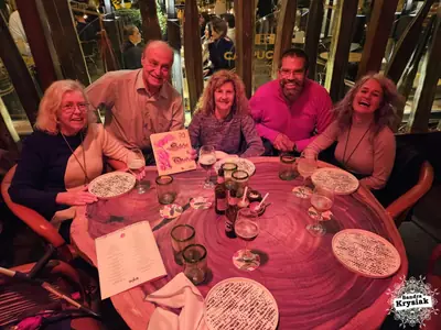 Grupo compartiendo una comida después de una exposición
