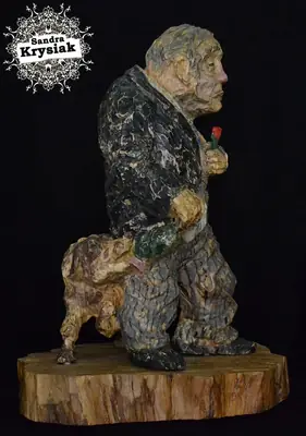 Figura junto a un perro en una escultura de madera