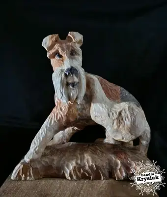 Perro tumbado tallado y policromado