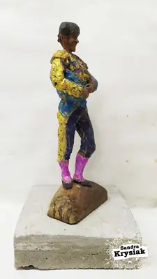 Figura de torero policromado sobre una base