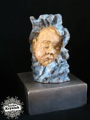Busto policromado con barba sobre una base oscura