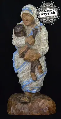 Figura policromada que sostiene a un niño