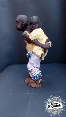 Dos figuras abrazadas en una talla policromada