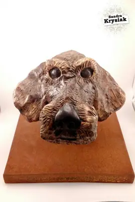 Cabeza de perro tallada vista de frente