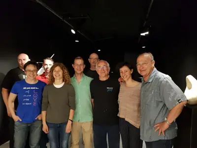 Grupo en una sala de exposición oscura