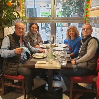 Grupo durante una comida en un restaurante