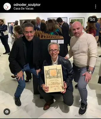 Grupo con un premio en un acto público