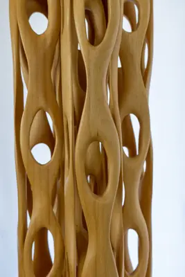 Ver detalle de los nervios de madera y de los huecos que los separan a tamaño completo