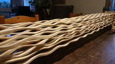 Ver la pieza tumbada sobre una mesa durante el proceso, con los cordones ya tallados a tamaño completo
