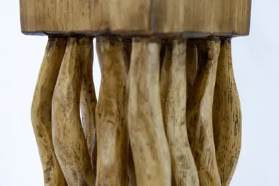 Ver detalle de la parte alta de la columna y de su remate a tamaño completo