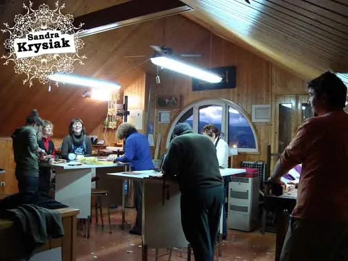 Alumnos tallando madera durante una clase en Madrid