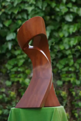 Ver Danza vista de lado, con las dos curvas de madera que se cruzan en el centro a tamaño completo