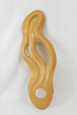 Ver Eclosión colgada sobre un fondo claro, con la pieza completa de frente a tamaño completo