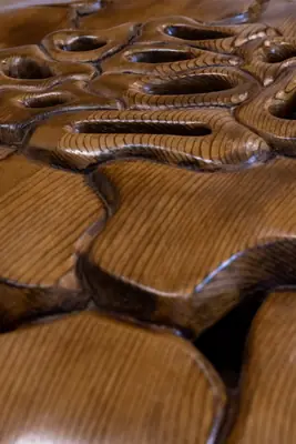 Ver detalle del relieve en escorzo, con la luz rasante marcando el relieve de las formas a tamaño completo
