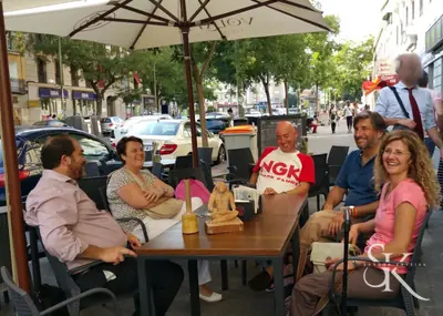 Grupo de alumnos en una terraza
