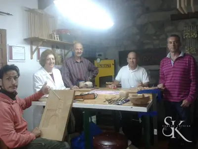 Alumnos junto a una mesa con piezas