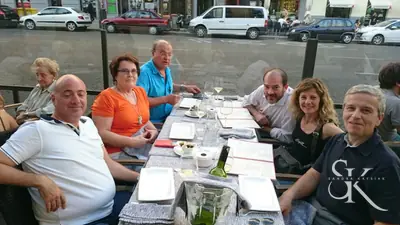 Grupo compartiendo mesa al aire libre