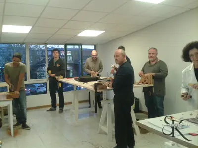 Alumnos reunidos en un aula de talla