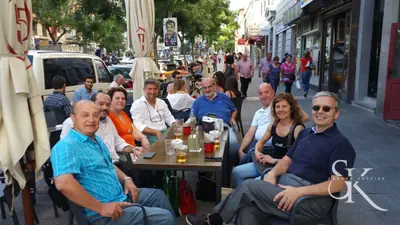 Encuentro de alumnos en una terraza