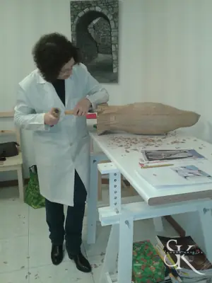 Alumna tallando una pieza alargada