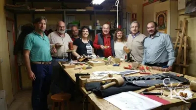 Grupo sonriente alrededor del banco