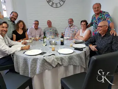 Comida del grupo alrededor de una mesa