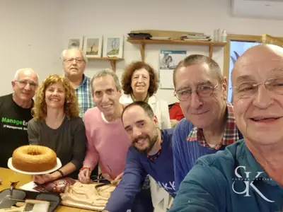 Grupo sonriente con un cuenco en la mesa