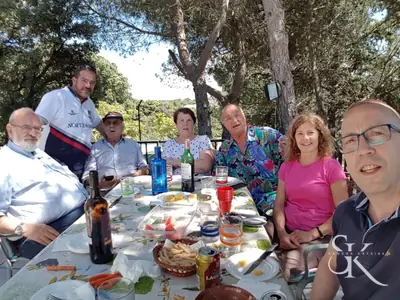 Comida del grupo en una terraza