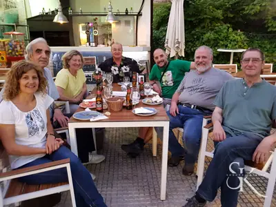 Grupo compartiendo mesa en una terraza