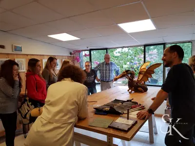 Grupo conversando en un aula de talla
