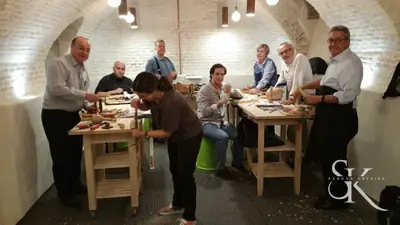 Alumnos trabajando bajo una bóveda