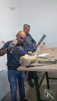 Dos alumnos concentrados en una pieza