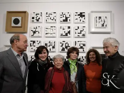 Grupo posando en una exposición
