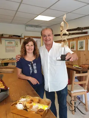 Dos alumnos junto a una pieza tallada