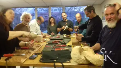 Grupo compartiendo un descanso en el taller