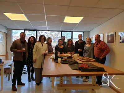 Grupo sonriente junto a los bancos