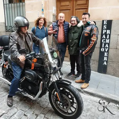 Grupo junto a una moto en la entrada