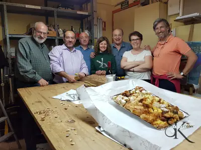 Grupo alrededor de una mesa con una bandeja