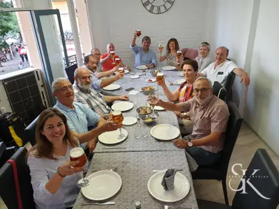 Comida de grupo en una mesa larga