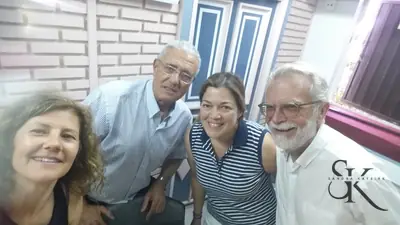 Autorretrato del grupo con las piezas del taller