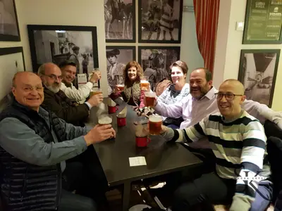 Grupo brindando en una mesa