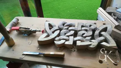 Panel de nudos entrelazados en proceso sobre el banco