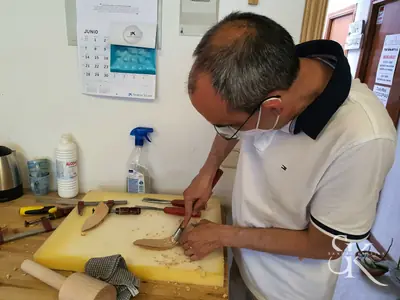 Alumno con mascarilla tallando