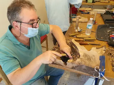 Alumno con gafas trabajando un relieve