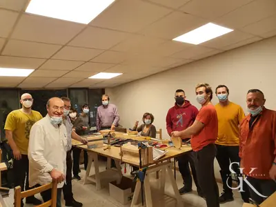 Grupo con mascarillas en el aula