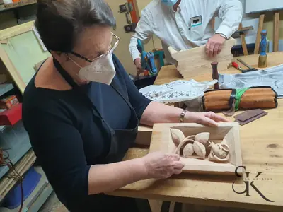 Alumna trabajando un relieve floral