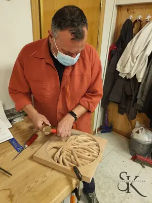 Alumno tallando un nudo ornamental
