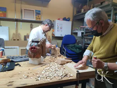 Alumnos trabajando junto a virutas y herramientas