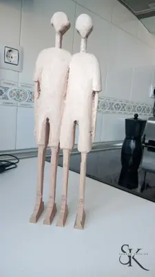 Figura alargada con dos cuerpos y cuatro patas