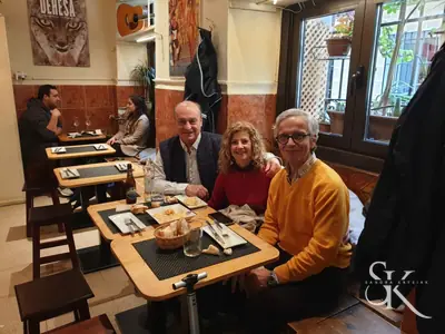 Grupo compartiendo mesa en un restaurante